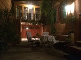 Im Hof bei Nacht